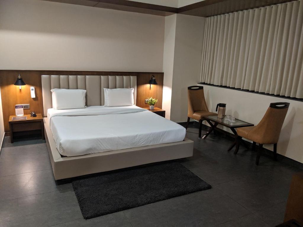 Postel nebo postele na pokoji v ubytování Hotel Avaante Ahmedabad Formerly known as The Orchid Hotel