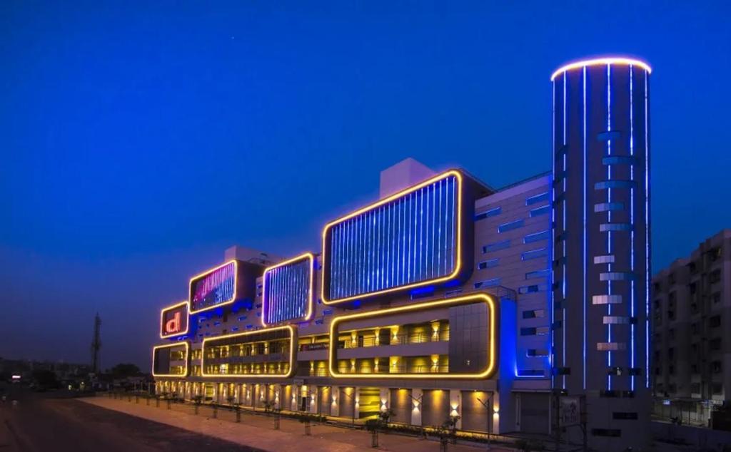 un edificio con luci accese di notte di Hotel Avaante Ahmedabad Formerly known as The Orchid Hotel a Ahmedabad