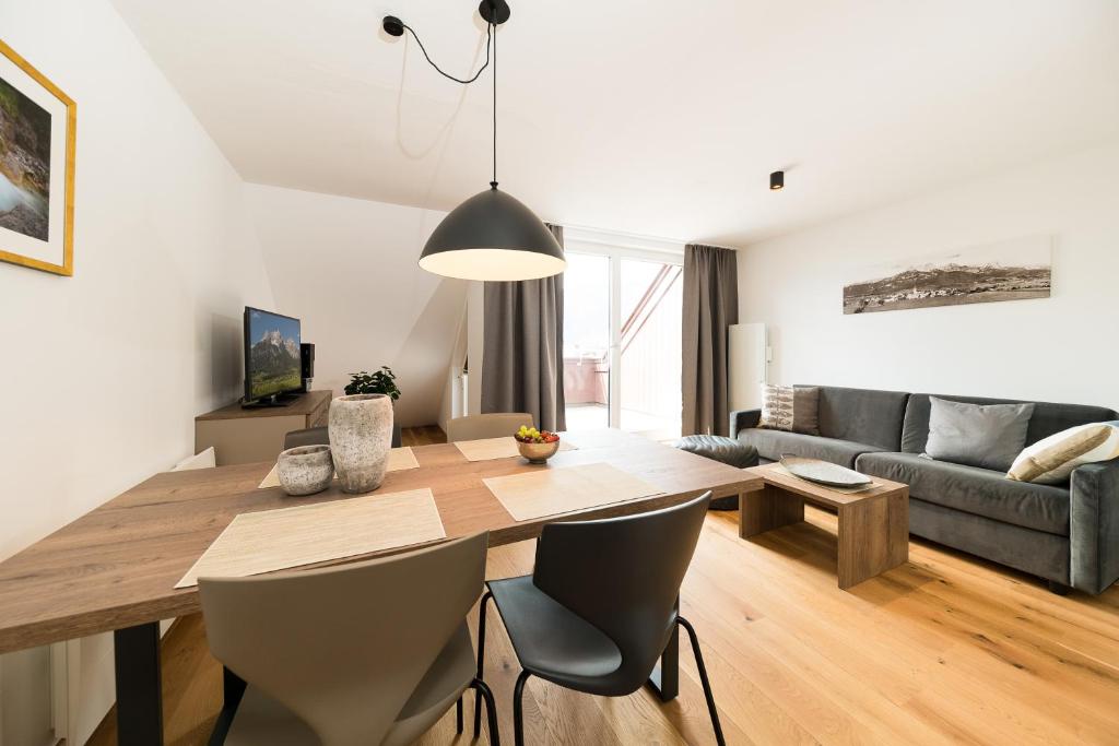 Televízia a/alebo spoločenská miestnosť v ubytovaní Ferienwohnung Hindenburg