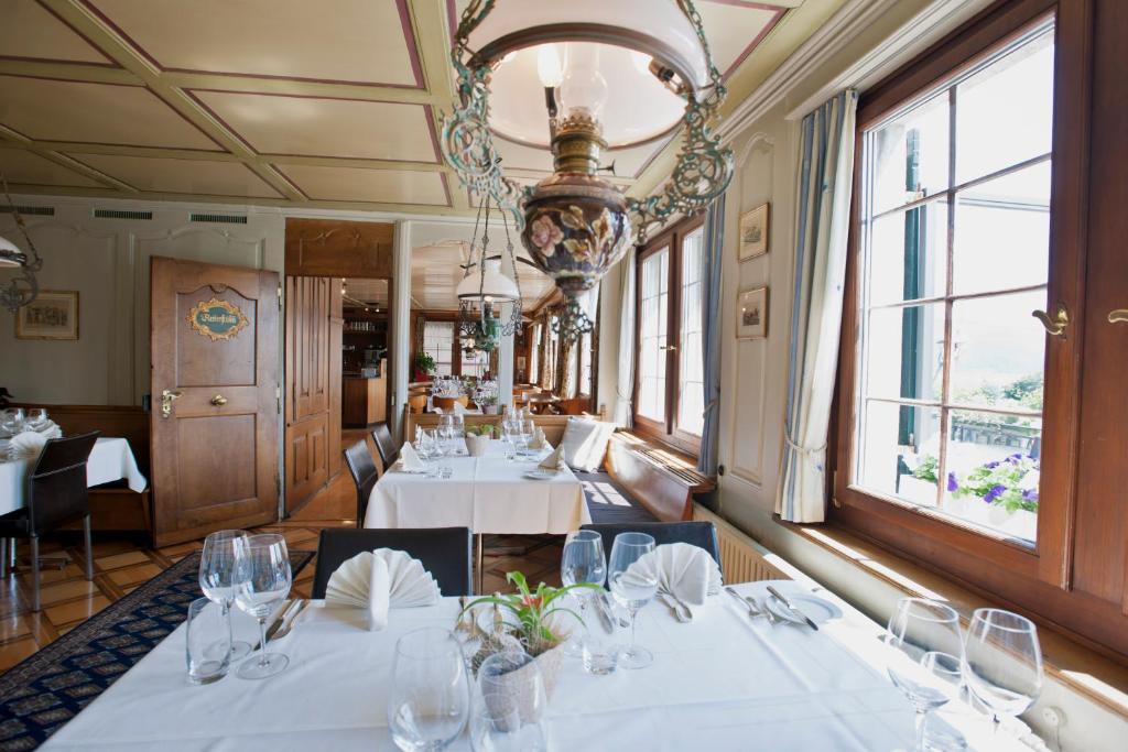 Restoran või mõni muu söögikoht majutusasutuses Gasthof zur Sonne