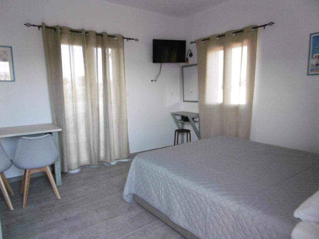 Postel nebo postele na pokoji v ubytování Skyros Koxilas Studios