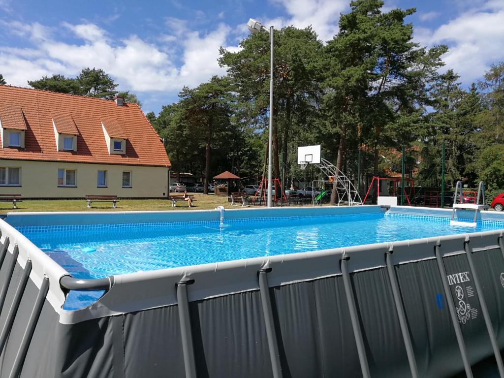Bazén v ubytování Ośrodek Wypoczynkowy Merkury nebo v jeho okolí