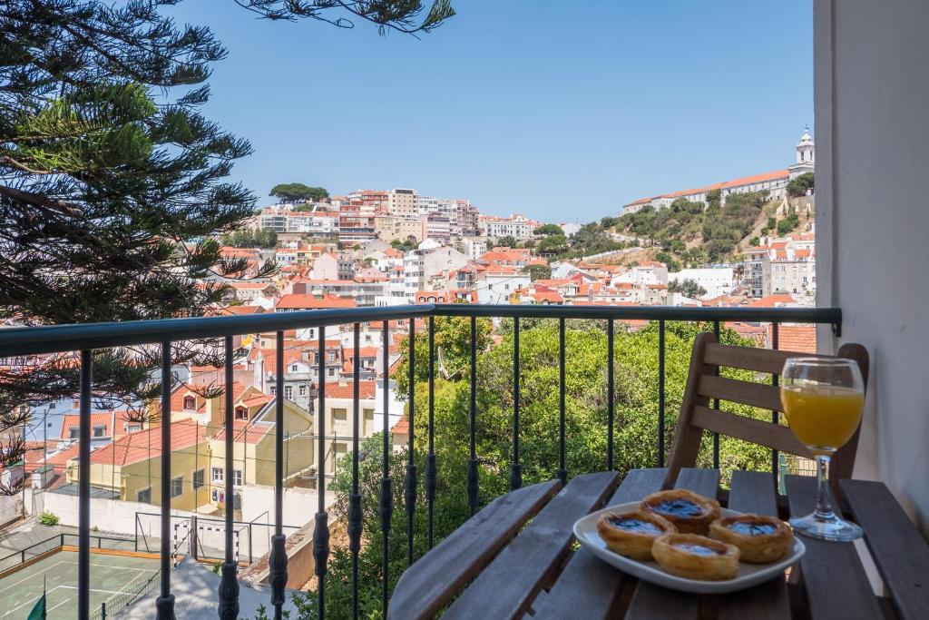 リスボンにあるRent4Rest Dream View Apartment Lisbonのワインと食器を一杯付けたテーブル