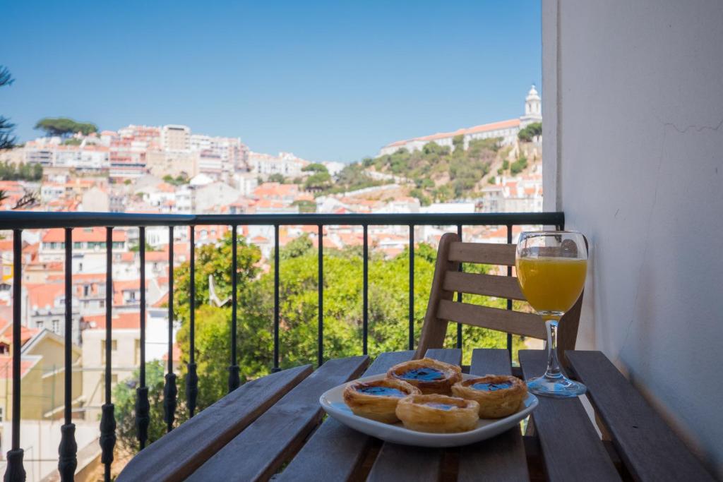 Balcony & Dream View 3BR Historic District Apartment by Rent4Rest