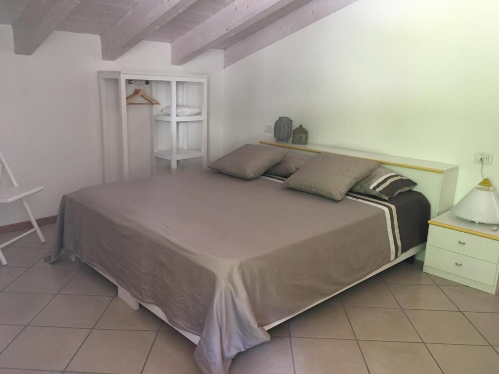 ein Schlafzimmer mit einem großen Bett in einem Zimmer in der Unterkunft Cadari' Appartamenti in Castel Condino