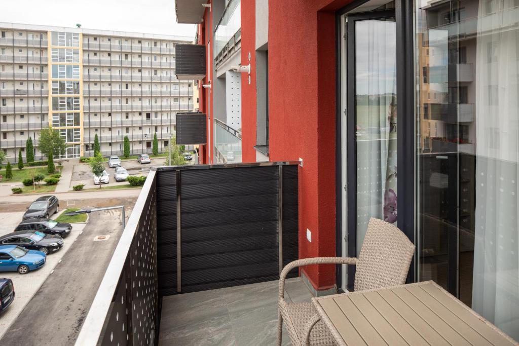 Brasov Holiday Apartments - Purple Apartment With Balcony