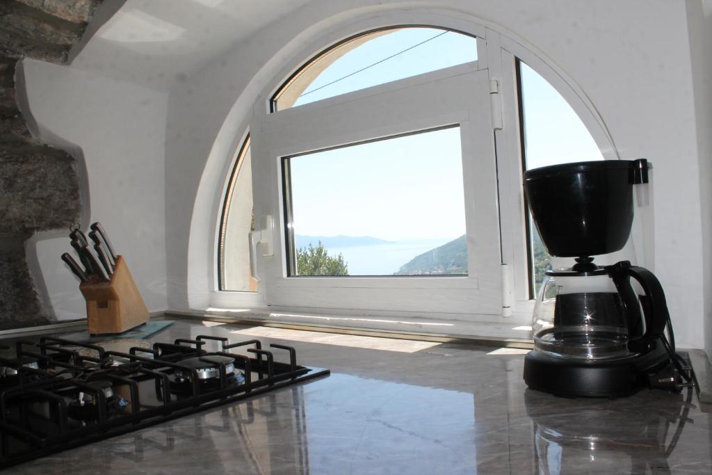 Kuchnia lub aneks kuchenny w obiekcie 2 Apartments in Old Stone House near Opatija