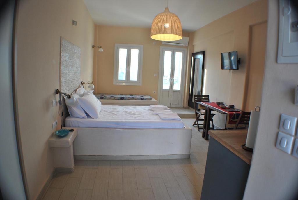 um quarto com uma cama grande num quarto em Aiolos Studios Κythnos em Kythnos