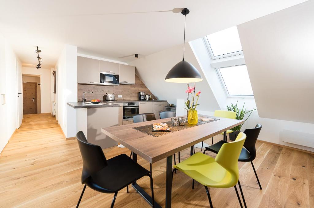 een keuken en eetkamer met een houten tafel en stoelen bij Ferienwohnung Hindenburg in Saalfelden am Steinernen Meer