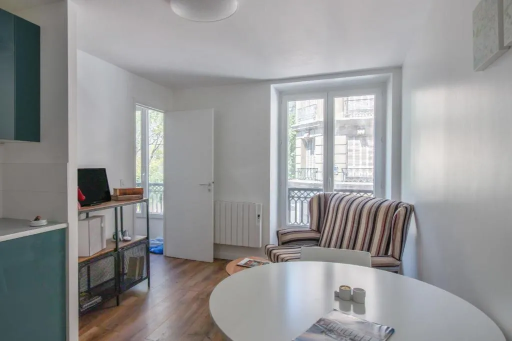 Charming flat close to Bastille Republique and Père Lachaise - Welkeys, Paris, Franţa