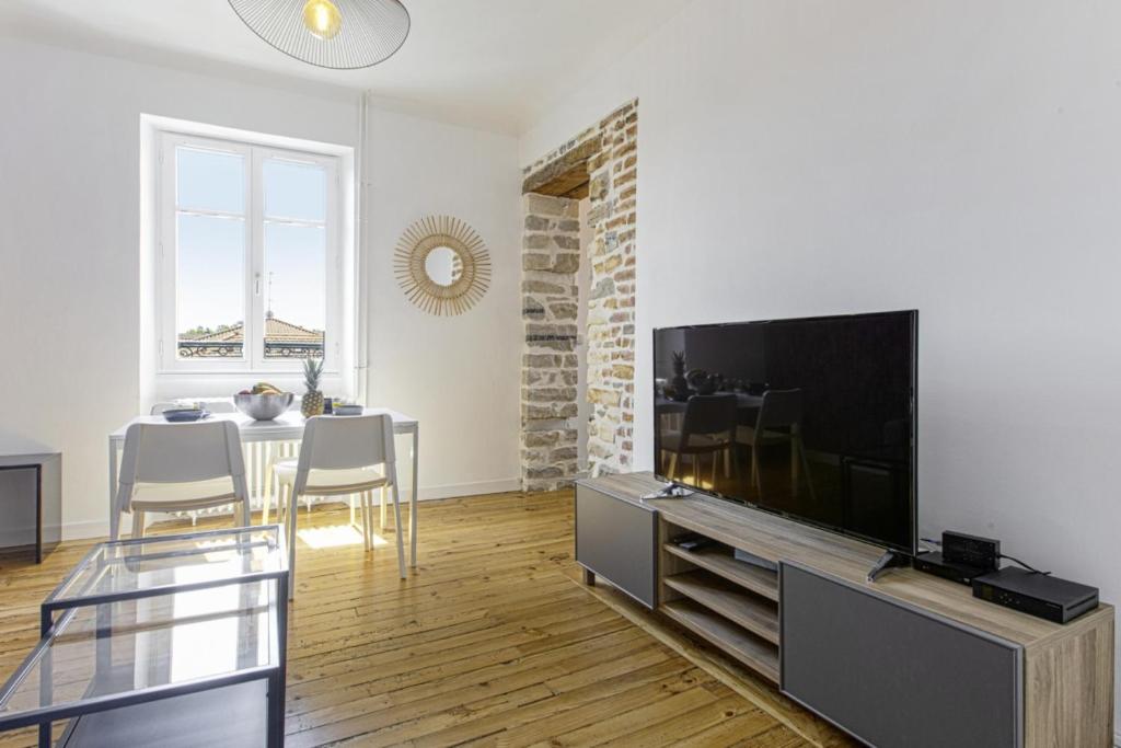 巴約訥的住宿－Large apartment on Bayonne city-center - Welkeys，客厅配有平面电视和桌子。