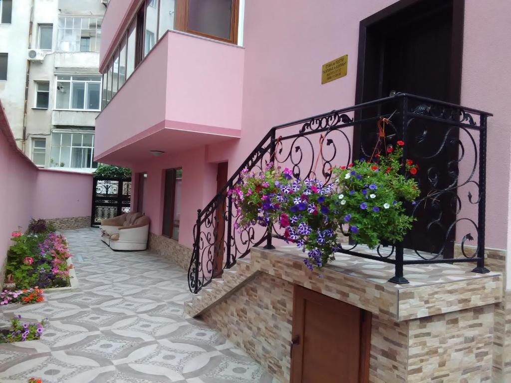 een balkon met bloemen aan de zijkant van een gebouw bij Стаи за гости Калина и Милан in Yambol