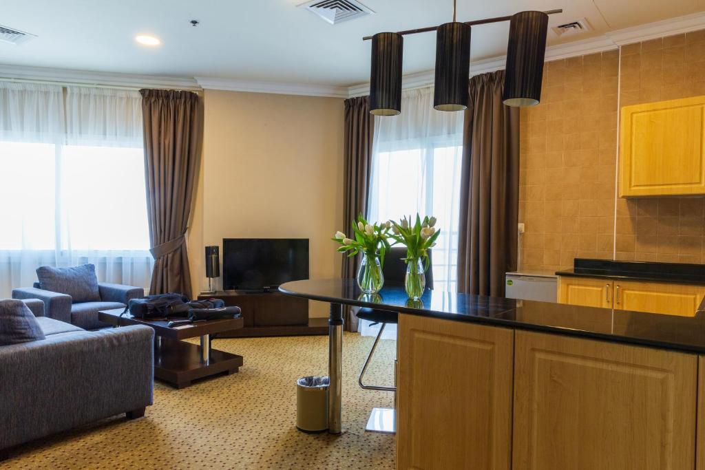 TV a/nebo společenská místnost v ubytování Kingsgate Hotel Doha by Millennium Hotels