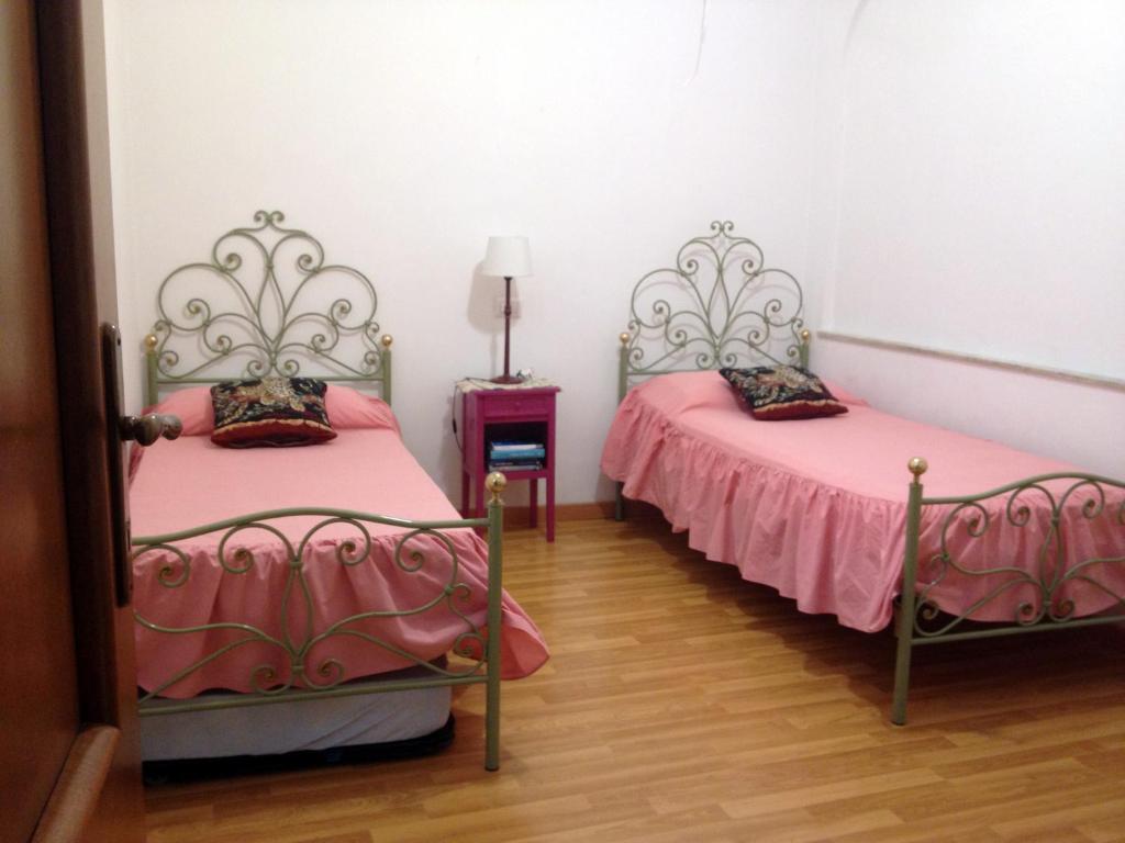 two beds sitting next to each other in a room at Mavi's bedrooms in Lucca