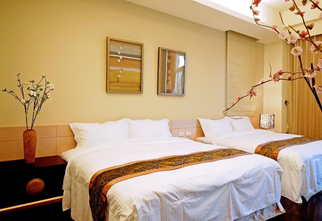 two beds in a hotel room with white sheets at Sun Moon Lake Karuizawa Villa in Yuchi