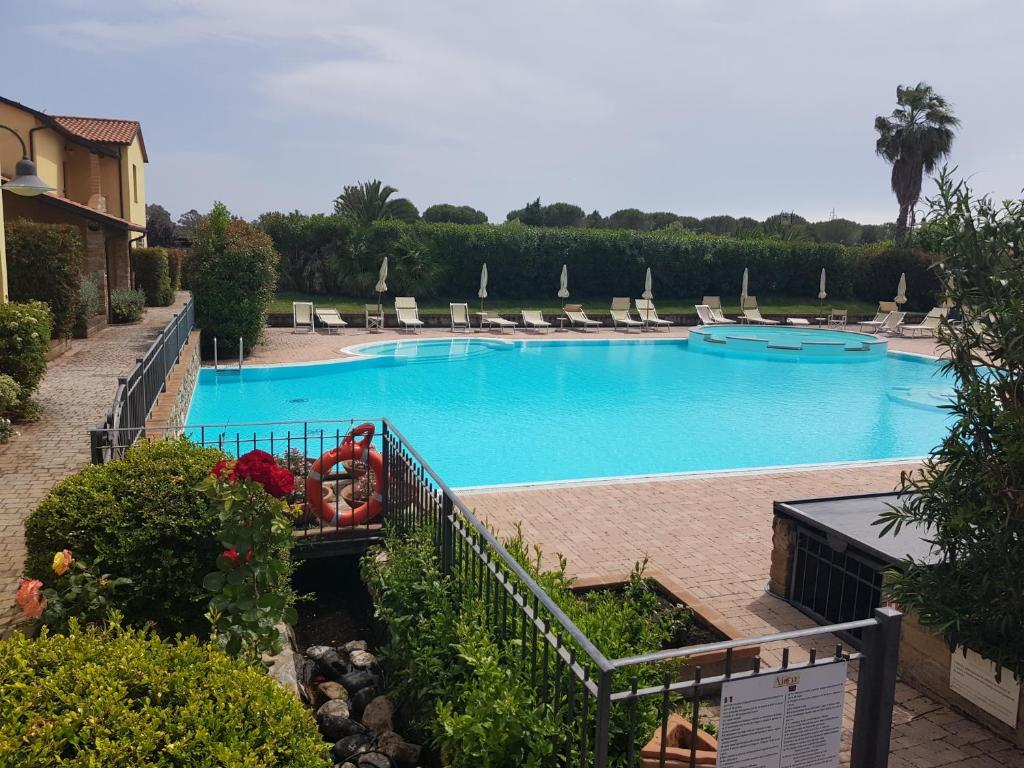 Bazén v ubytovaní Villaggio Turistico Airone alebo v jeho blízkosti