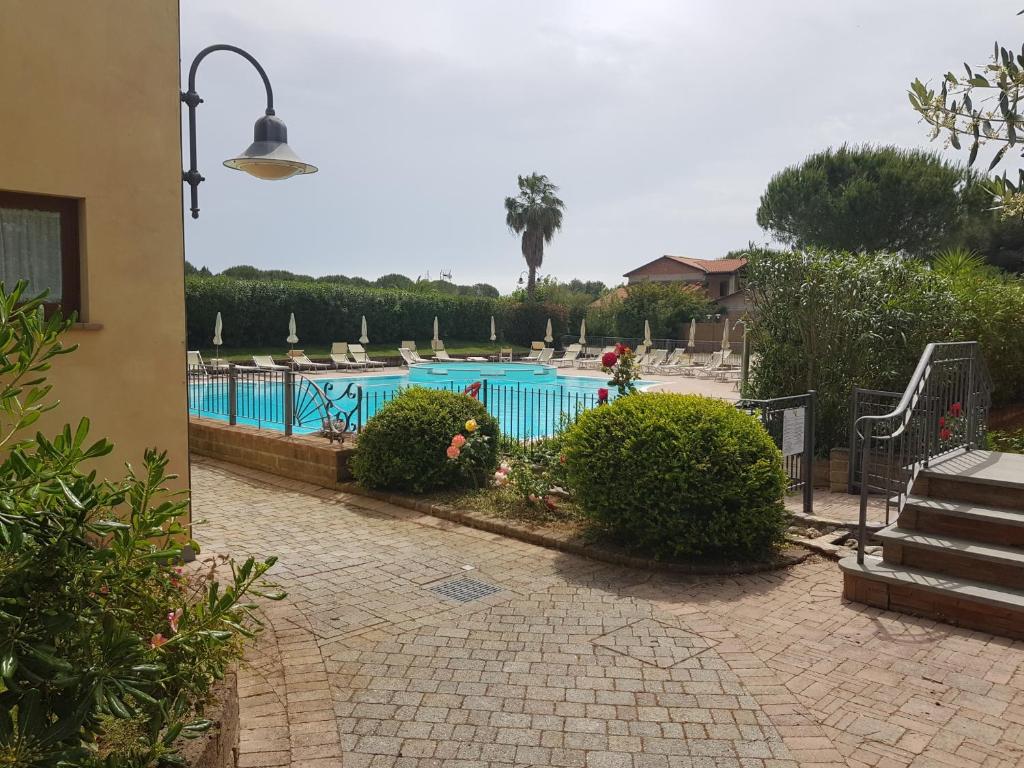 Bazén v ubytovaní Villaggio Turistico Airone alebo v jeho blízkosti