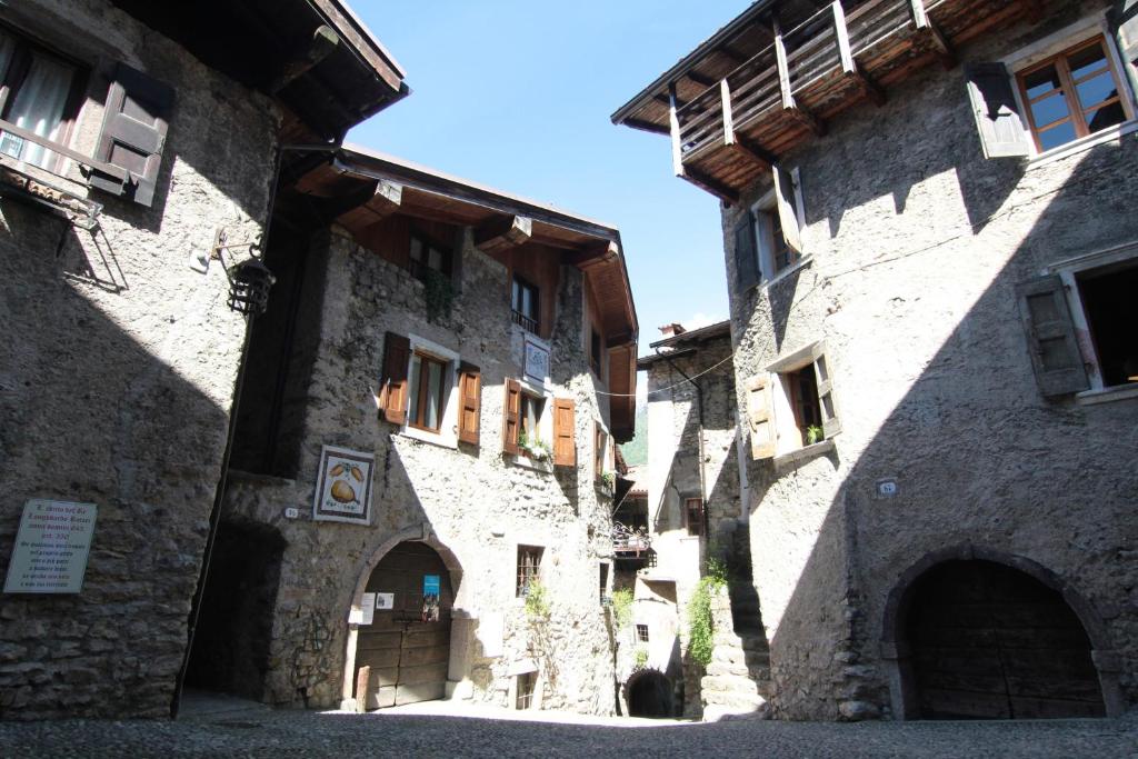 un callejón en un antiguo edificio de piedra en La Piazzetta di Canale B&B en Tenno