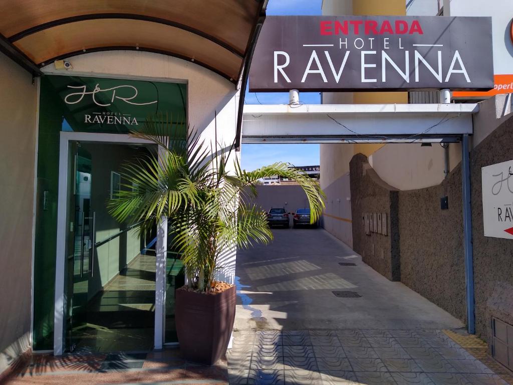 eine Palme vor einem Gebäude in der Unterkunft Hotel Ravenna in Divinópolis