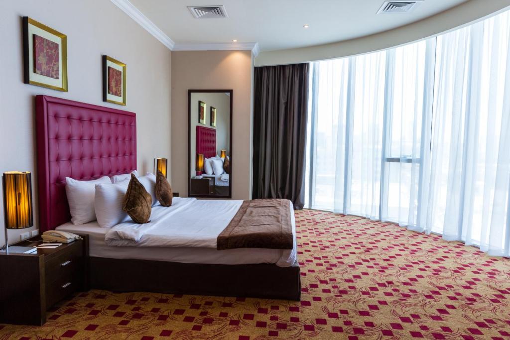 سرير أو أسرّة في غرفة في Kingsgate Hotel Doha by Millennium Hotels