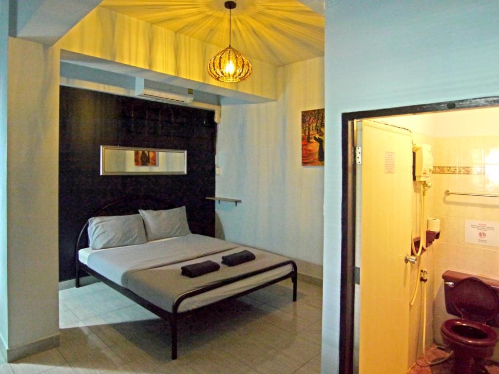 a bedroom with a bed with a black headboard at Mam's House Khaosan in Bangkok
