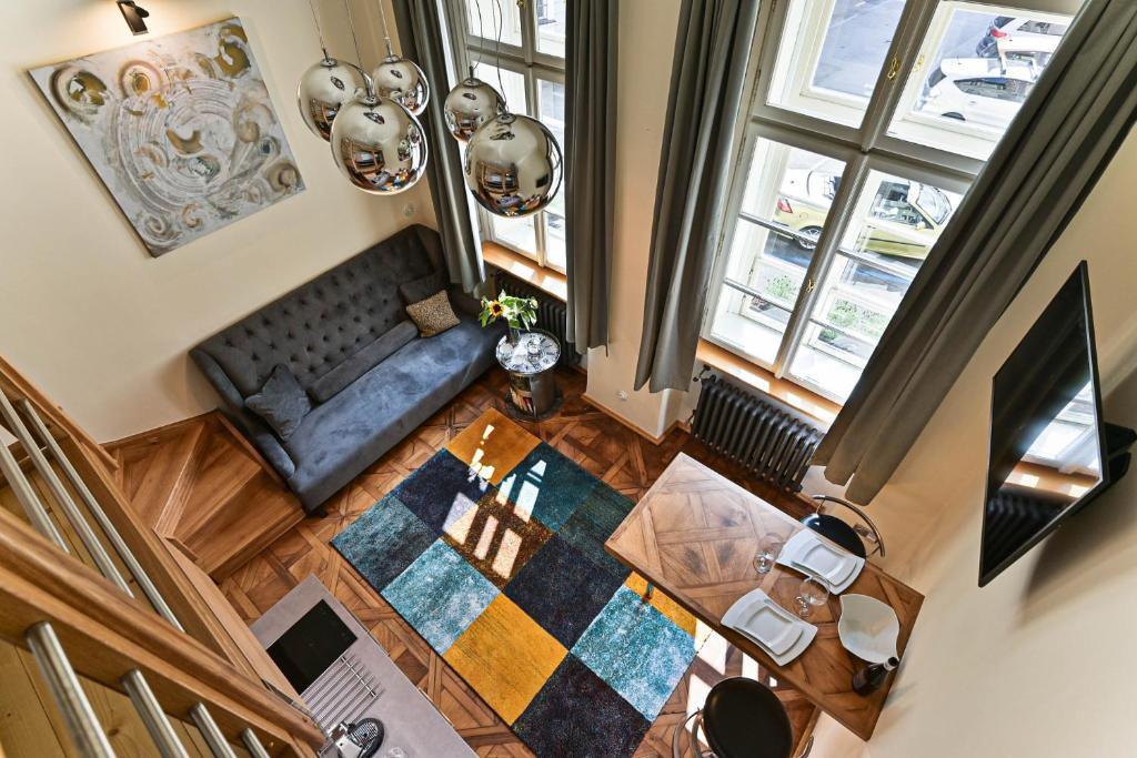 - un salon avec un canapé dans l'établissement Apartment Nebovidy II - Air Conditioning - Historic City Center, à Prague