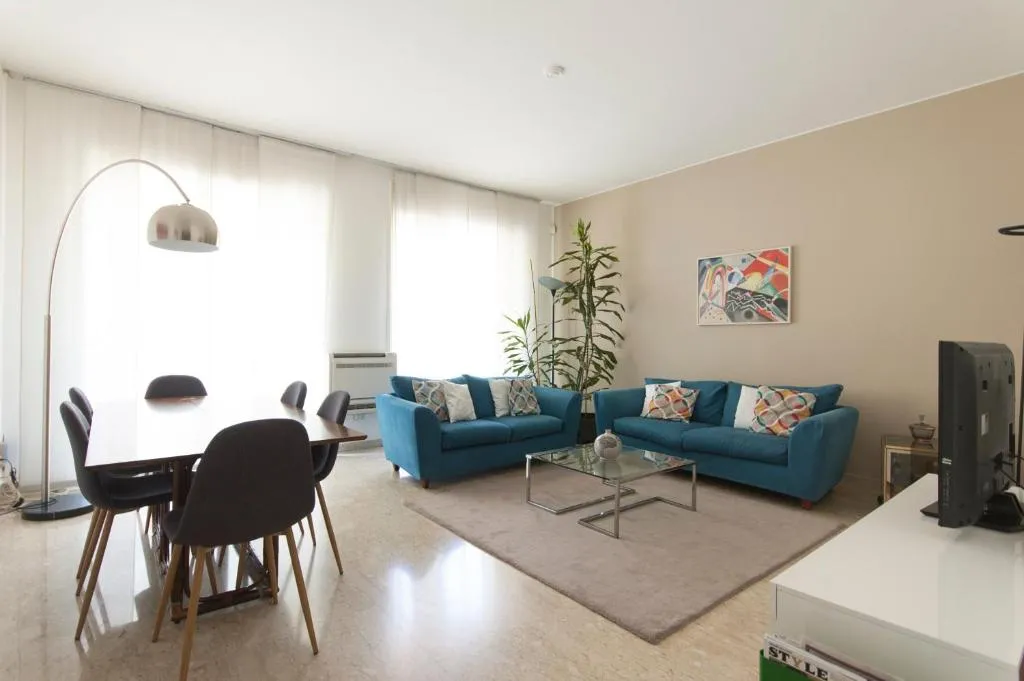 Spacious modern flat in a lively area, Milano, Italia