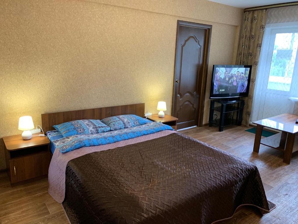 アンガルスクにあるАпартаменты LUX в центреのベッドルーム(ベッド1台、薄型テレビ付)