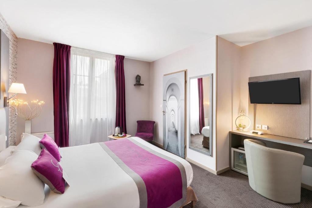 a hotel room with a large bed and a mirror at Best Western Hotel Saint Claude in Péronne