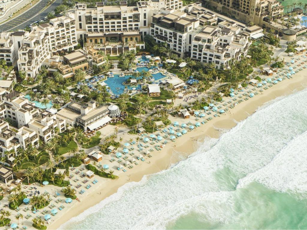 - une vue aérienne sur la plage du complexe d'excellence punta cana dans l'établissement Jumeirah Al Naseem, à Dubaï