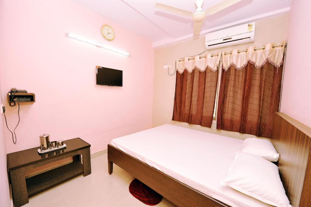 Łóżko lub łóżka w pokoju w obiekcie Shree Lakshmi Guest House