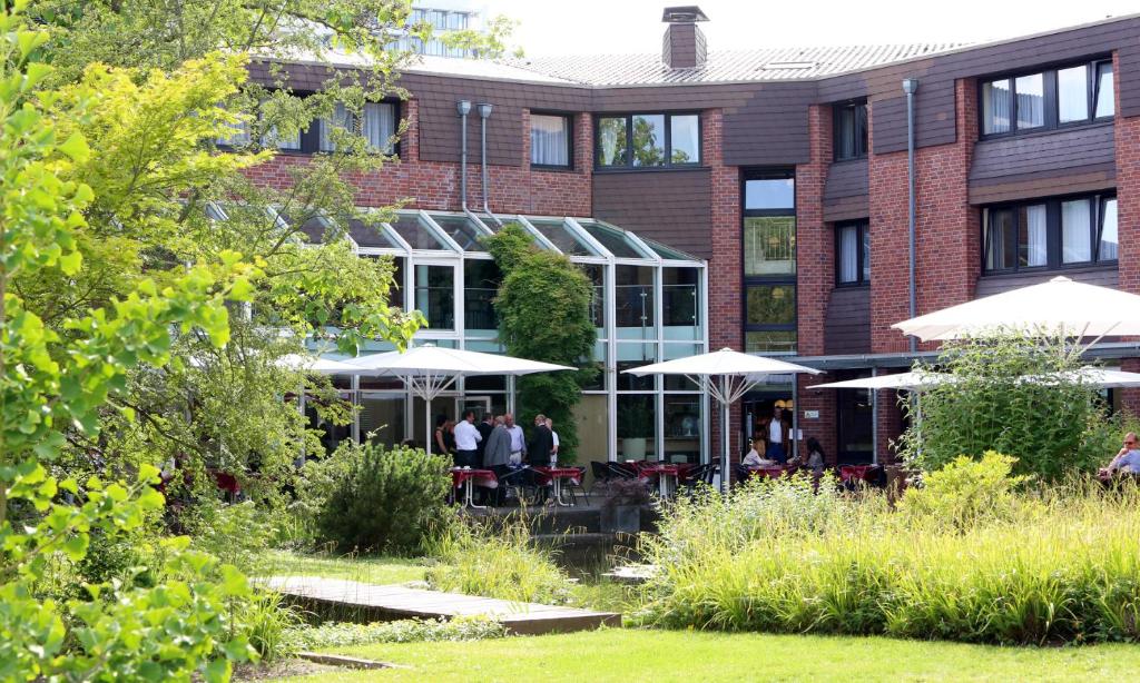 eine Gruppe von Personen, die vor einem Gebäude stehen in der Unterkunft Hotel Gustav-Stresemann-Institut in Bonn