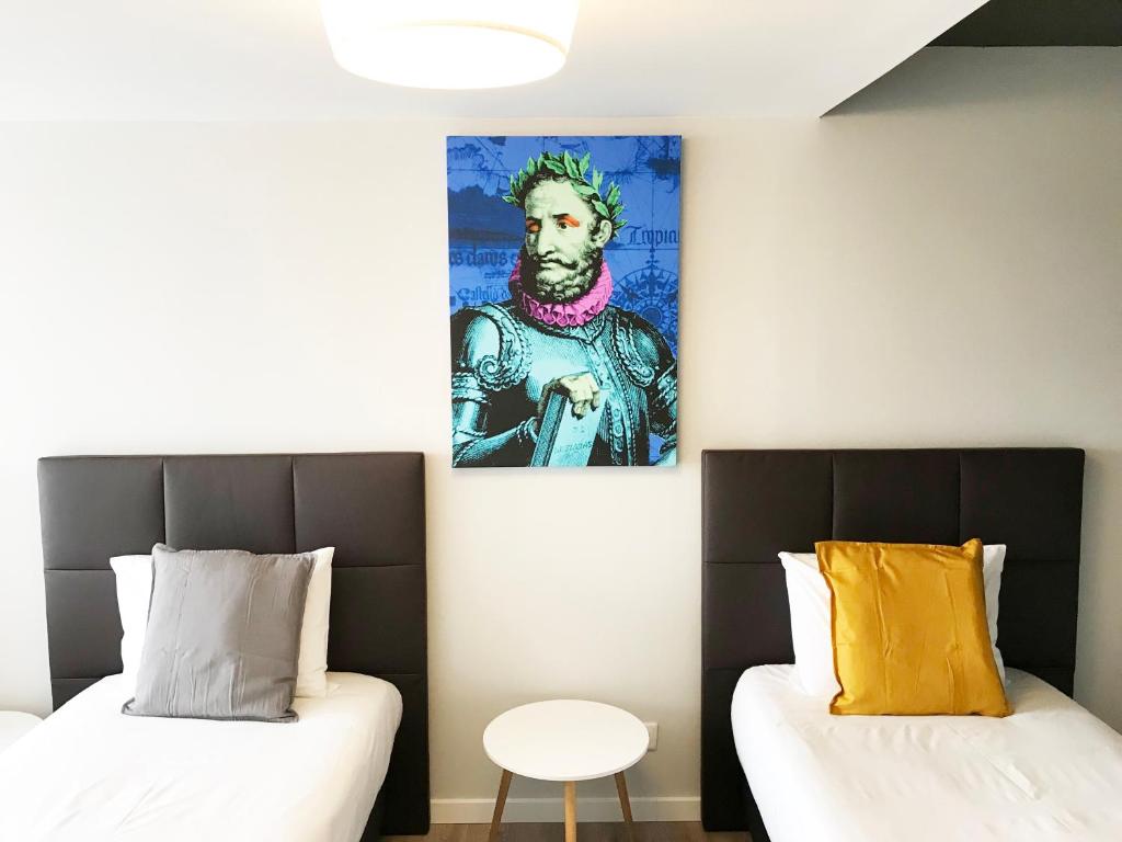 duas camas num quarto com um quadro na parede em Camões Lookout no Porto