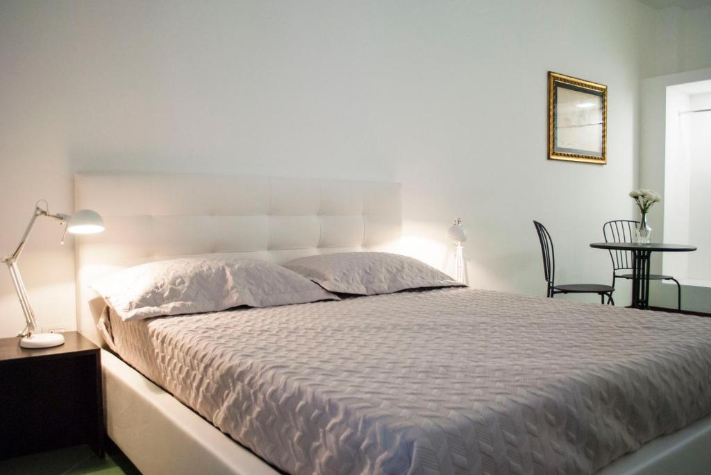 a bedroom with a large bed with a white headboard at Fanfulla in Monopoli