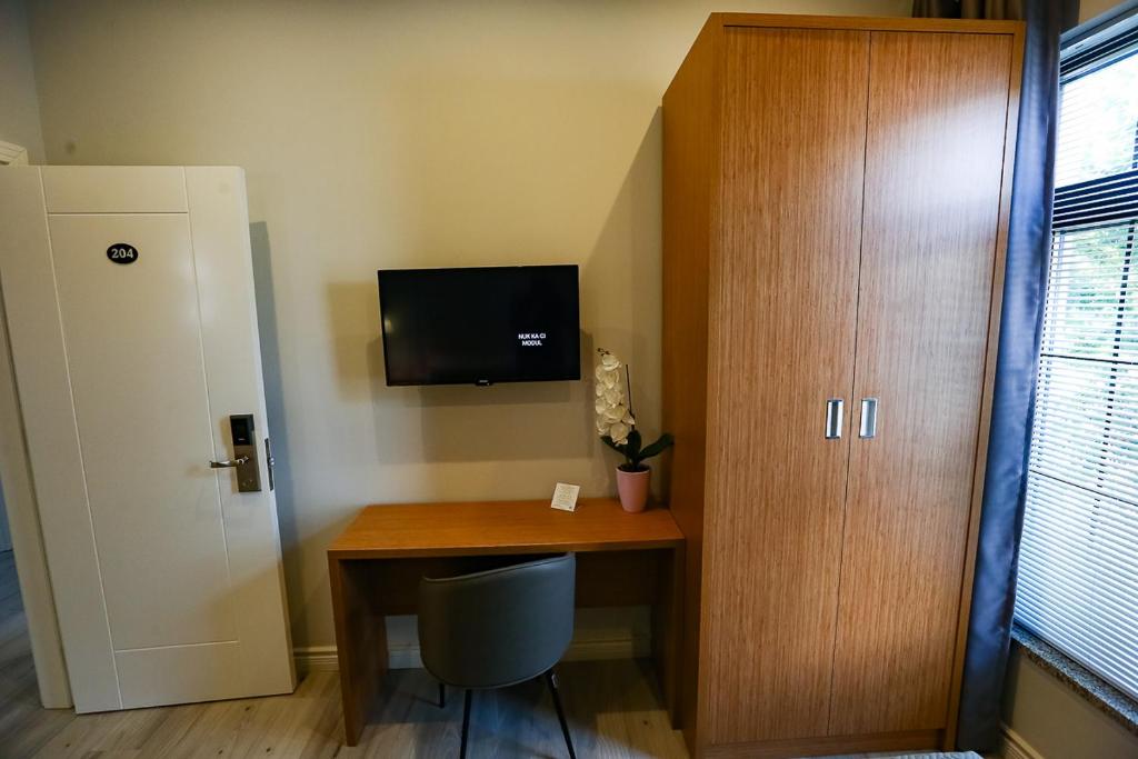 TV a/nebo společenská místnost v ubytování Home Hotel