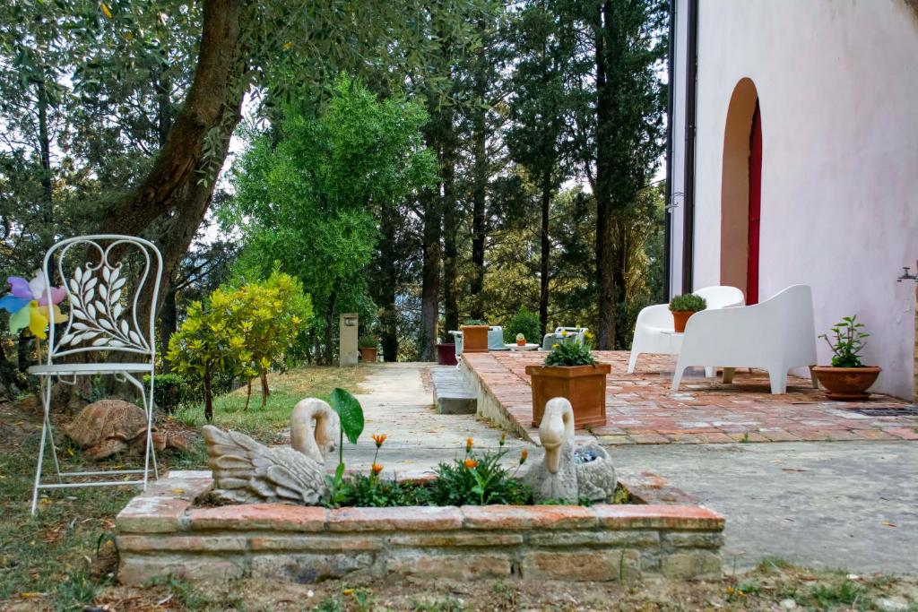 GhizzanoにあるBB Gli Aristogattiの庭の花壇に浮かぶアヒルの群れ