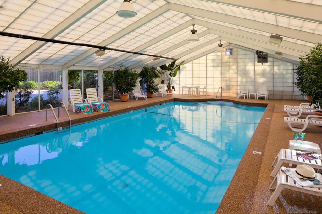uma grande piscina com água azul num edifício em Southcape Resort Mashpee a Ramada by Wyndham em Mashpee