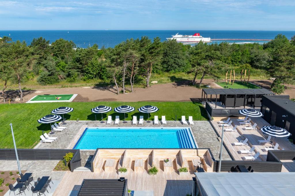 Bazén v ubytování First Hotel Kokoloko nebo v jeho okolí