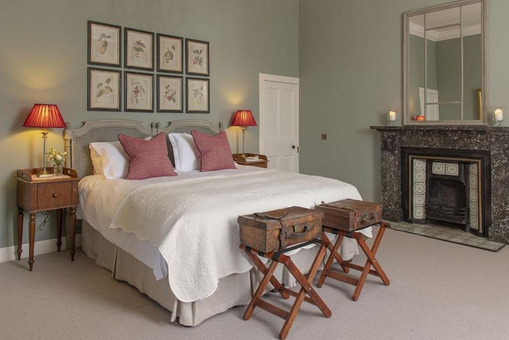 Un pat sau paturi într-o cameră la Glenburnie at Thirlestane Castle