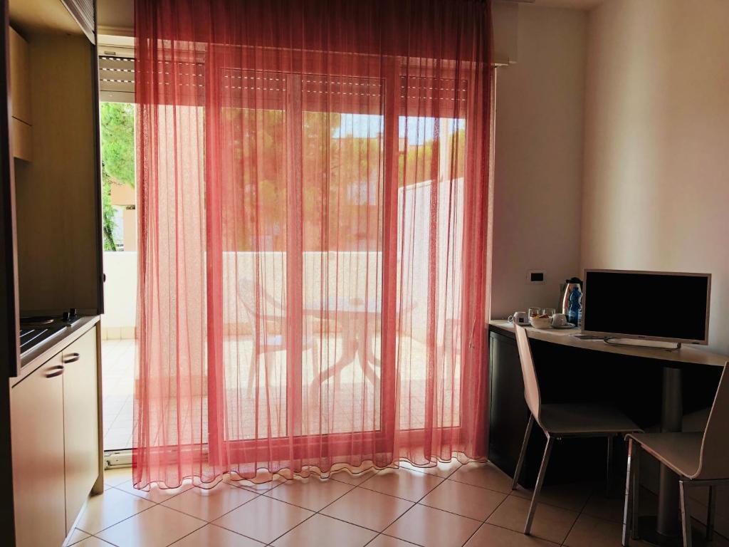 A television and/or entertainment centre at Hotel Residence Sanremo