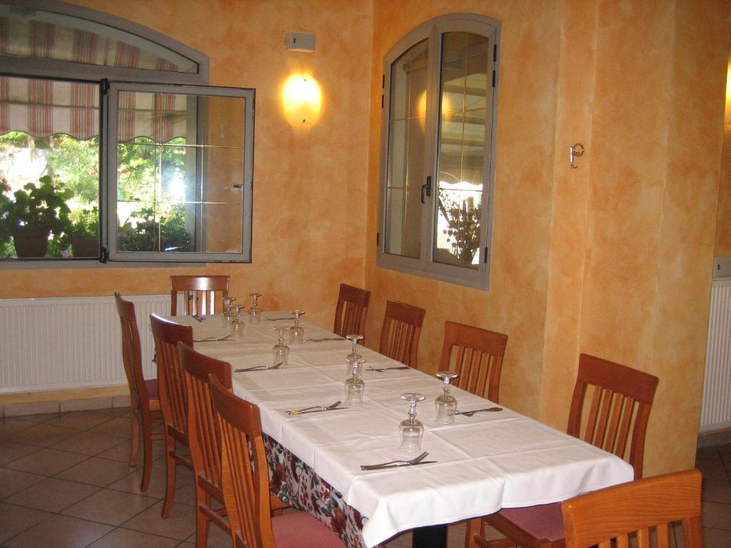 Reštaurácia alebo iné gastronomické zariadenie v ubytovaní Albergo Ristorante Sterlina
