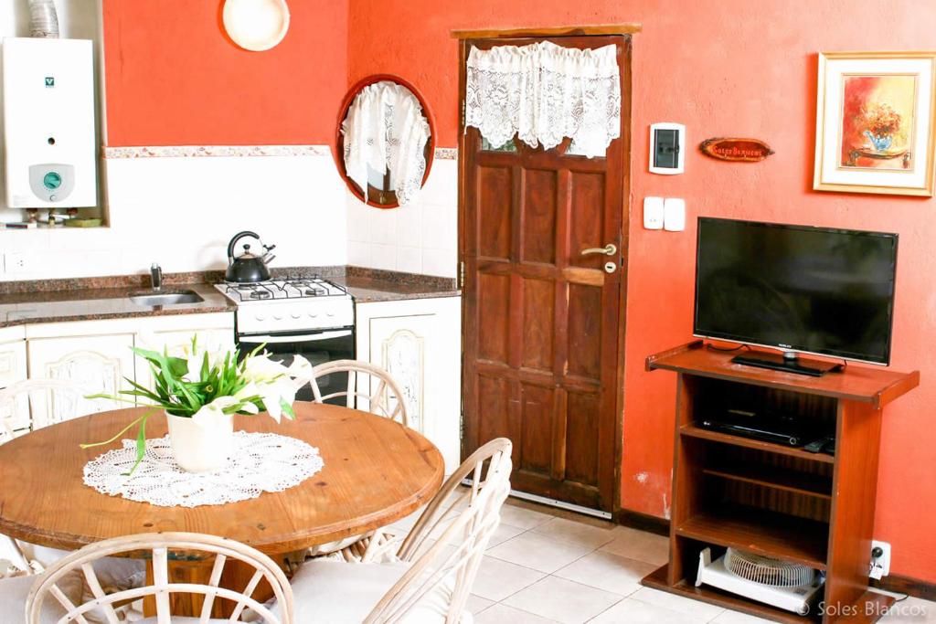 Una televisión o centro de entretenimiento en Soles Blancos Serranita