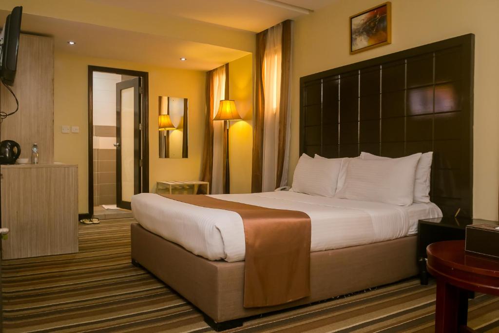 Postel nebo postele na pokoji v ubytování The Clarion Hotel
