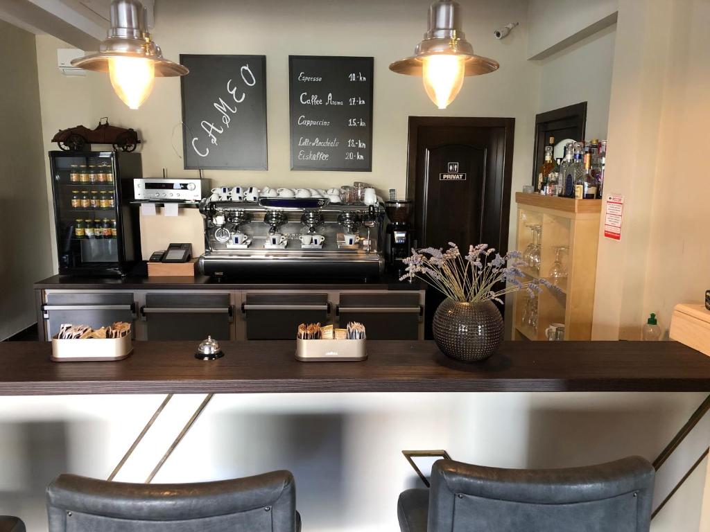 Viktoria Lodge Bed and Breakfast - 12