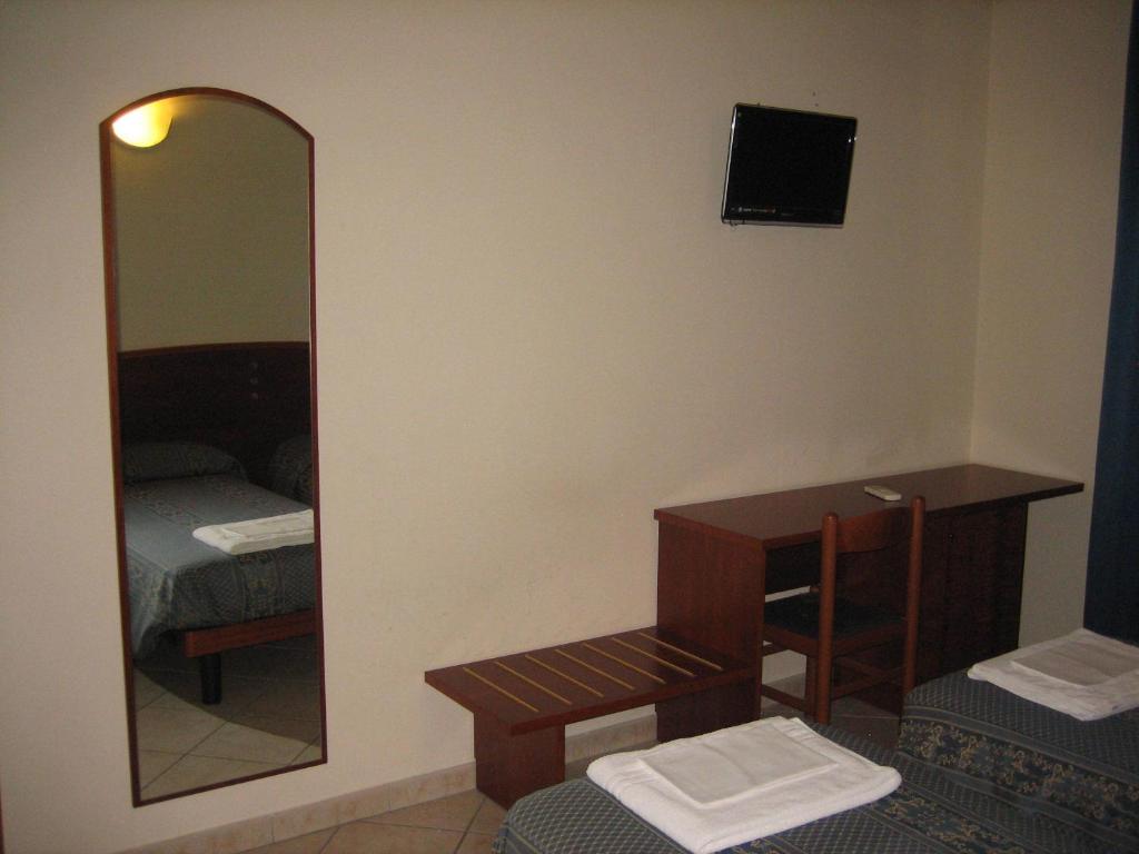 Televízia a/alebo spoločenská miestnosť v ubytovaní Albergo Ristorante Sterlina