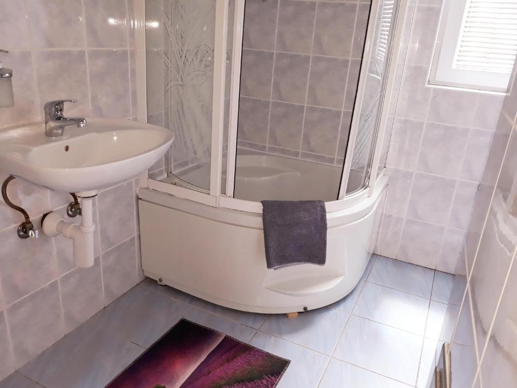 Koupelna v ubytování Apartmani RALE rooms