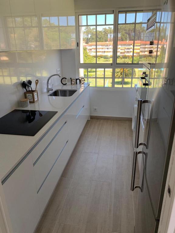 Kuchyň nebo kuchyňský kout v ubytování Apartamento de lujo en La Toja