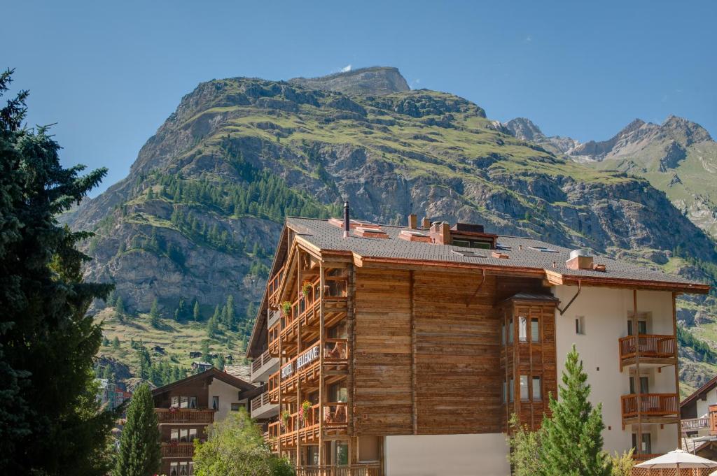 Nespecifikovaný výhled na hory nebo výhled na hory při pohledu z hotelu