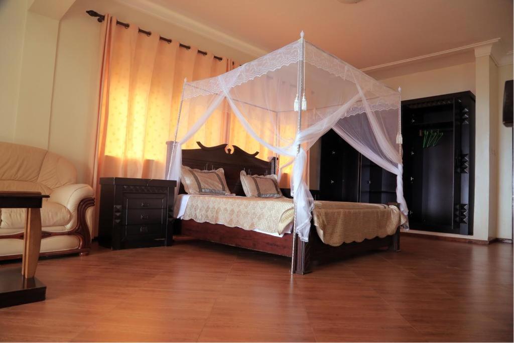 The Palms Beach Hotel and Restaurant Limited tesisinde bir odada yatak veya yataklar