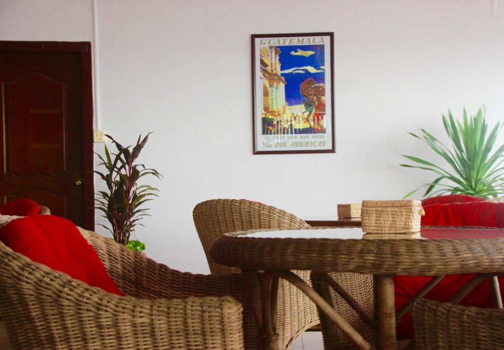 - une salle à manger avec une table et des chaises en osier dans l'établissement Sorya Guesthouse & Dolphin Tours, à Kratie